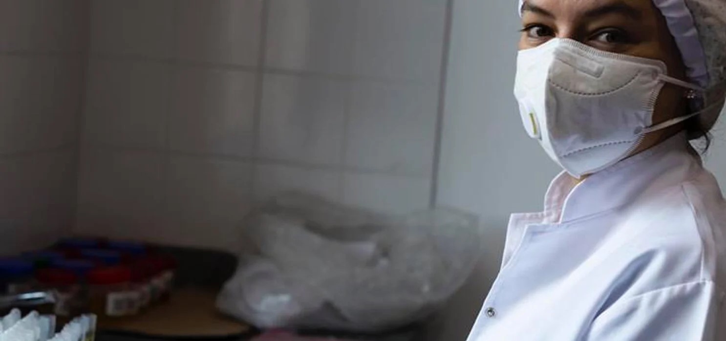 paho-lab-villa-hayes-hospital health worker wearing a mask in the lab