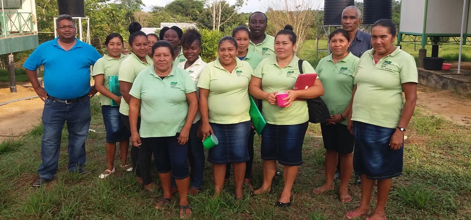 paho-suriname-personal-salud a group of health personnel standing