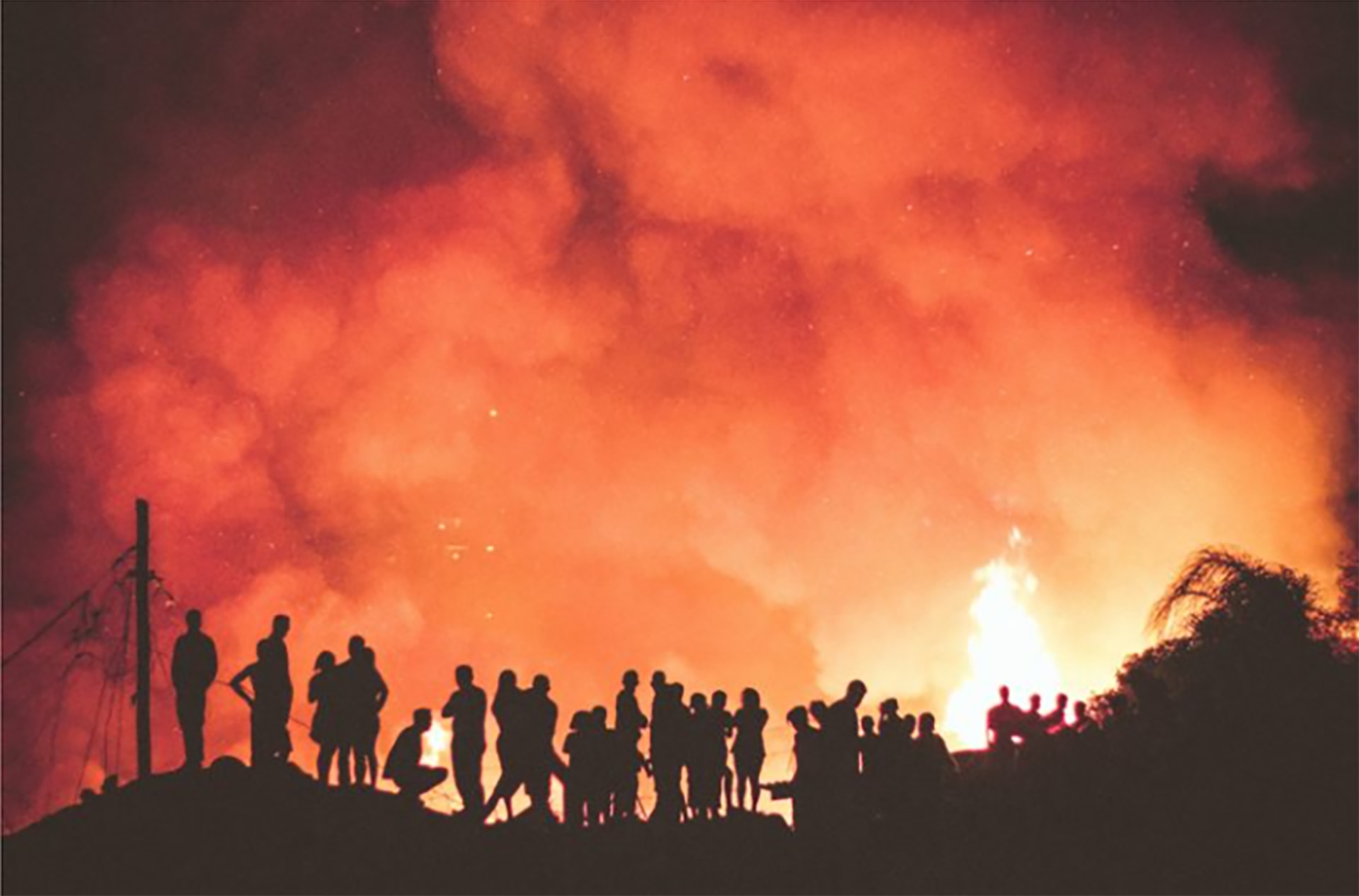 news-global-warming people watching a wild fire in Brazil