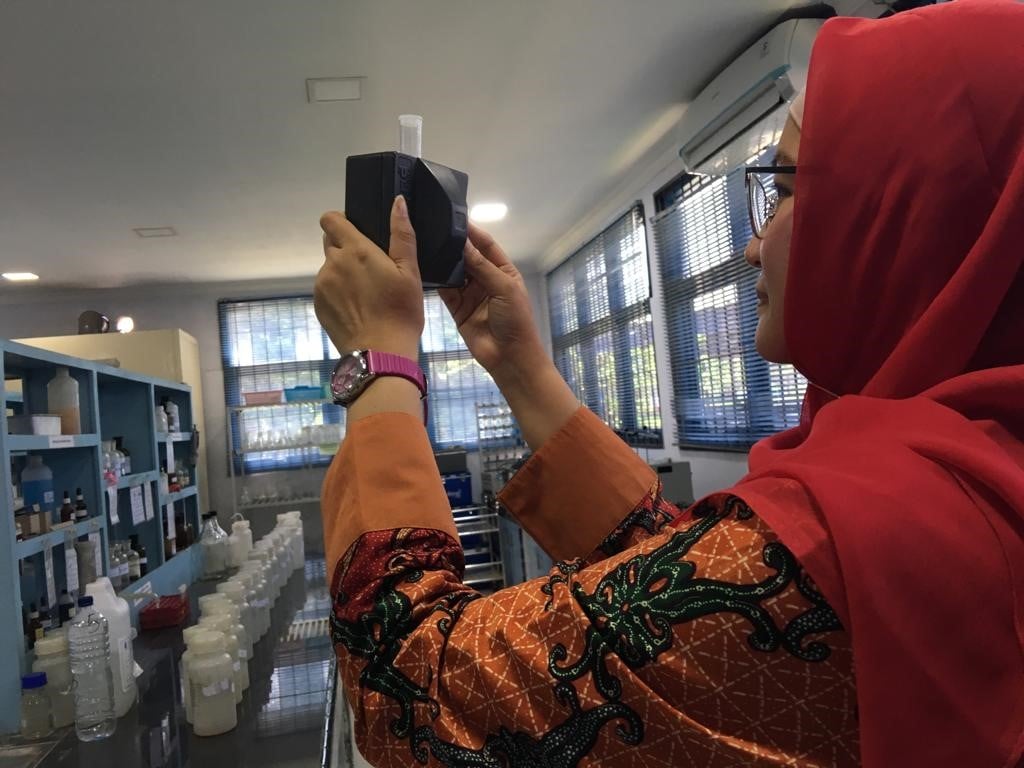 Water chlorine testing by WHO staff