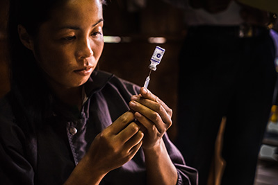 lao_wiw2016_lady_with_syringe lao_wiw2016_lady_with_syringe